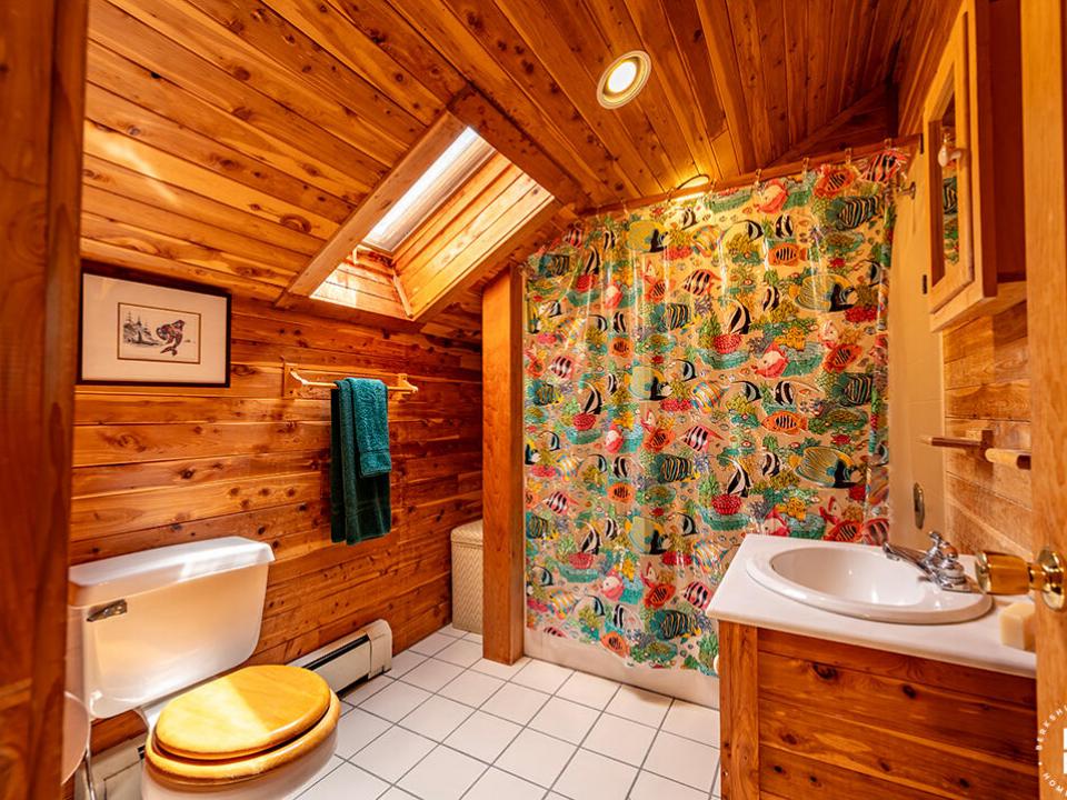 HomeOnJacksonRoadInKeene_Bathroom4