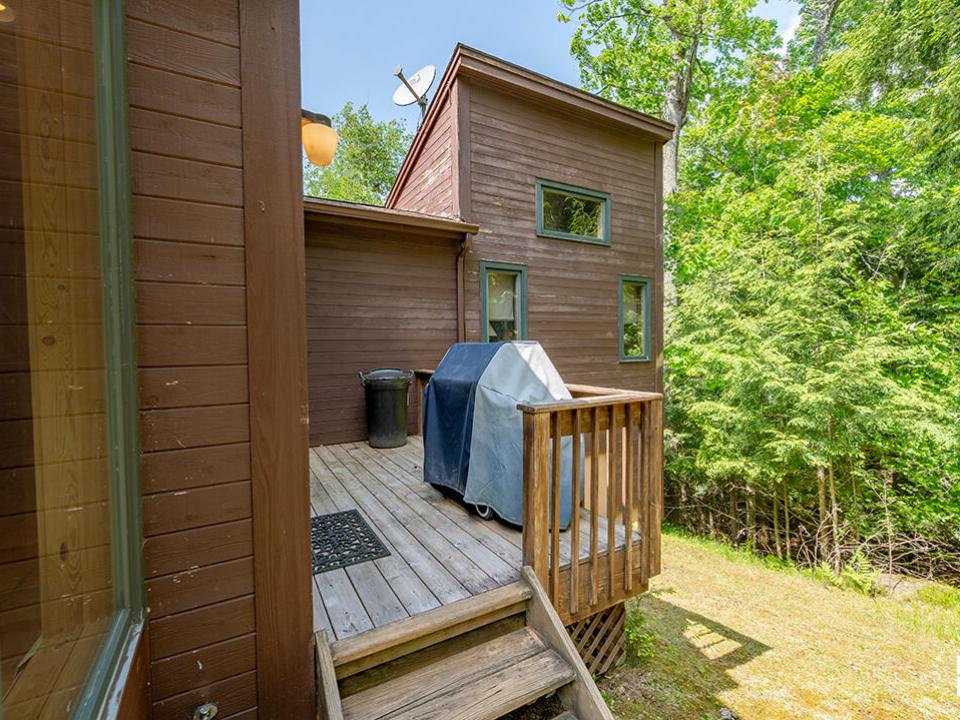 HomeOnJacksonRoadInKeene_Deck_Off_Breakf