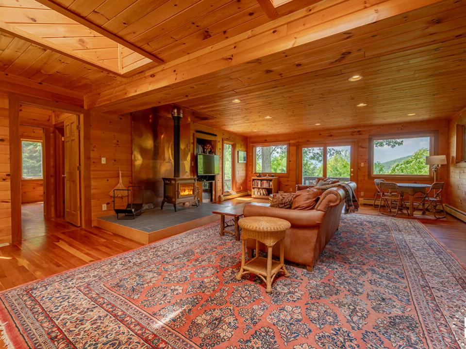 HomeOnJacksonRoadInKeene_LR_Entry_R
