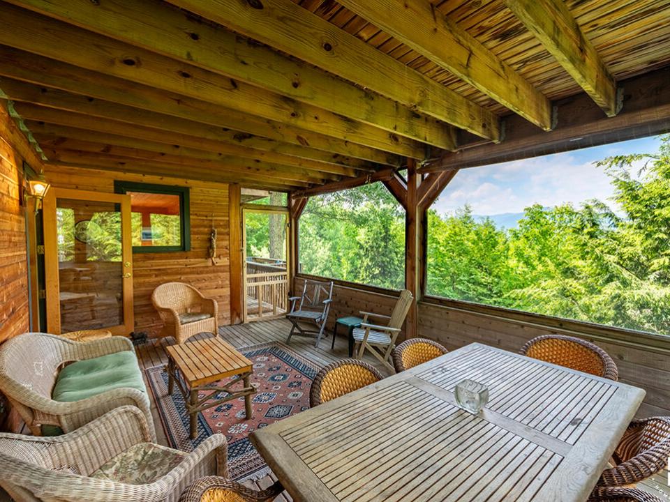 HomeOnJacksonRoadInKeene_ScreenedPorch_M