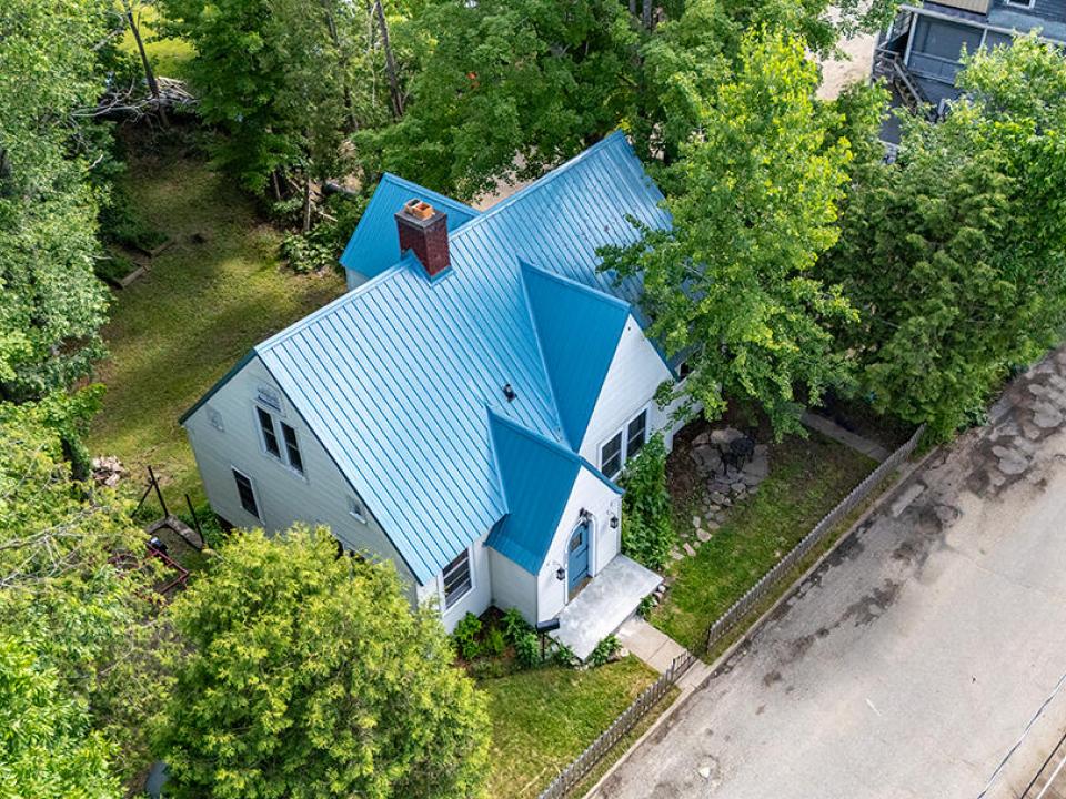 CozySaranacLakeCottage_A_Exterior