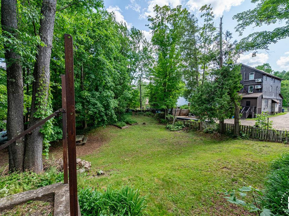 CozySaranacLakeCottage_BackYard