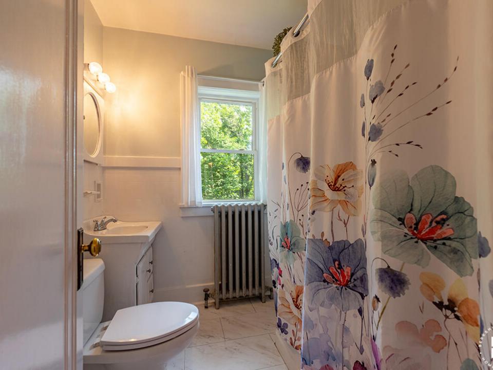 CozySaranacLakeCottage_Bathroom
