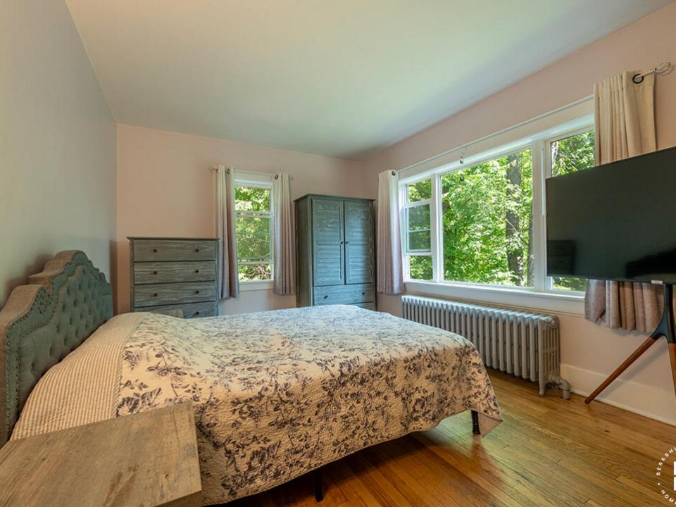 CozySaranacLakeCottage_Bedroom1_Doorway