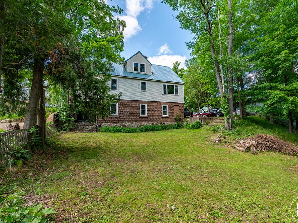CozySaranacLakeCottage_Exterior_Back_L