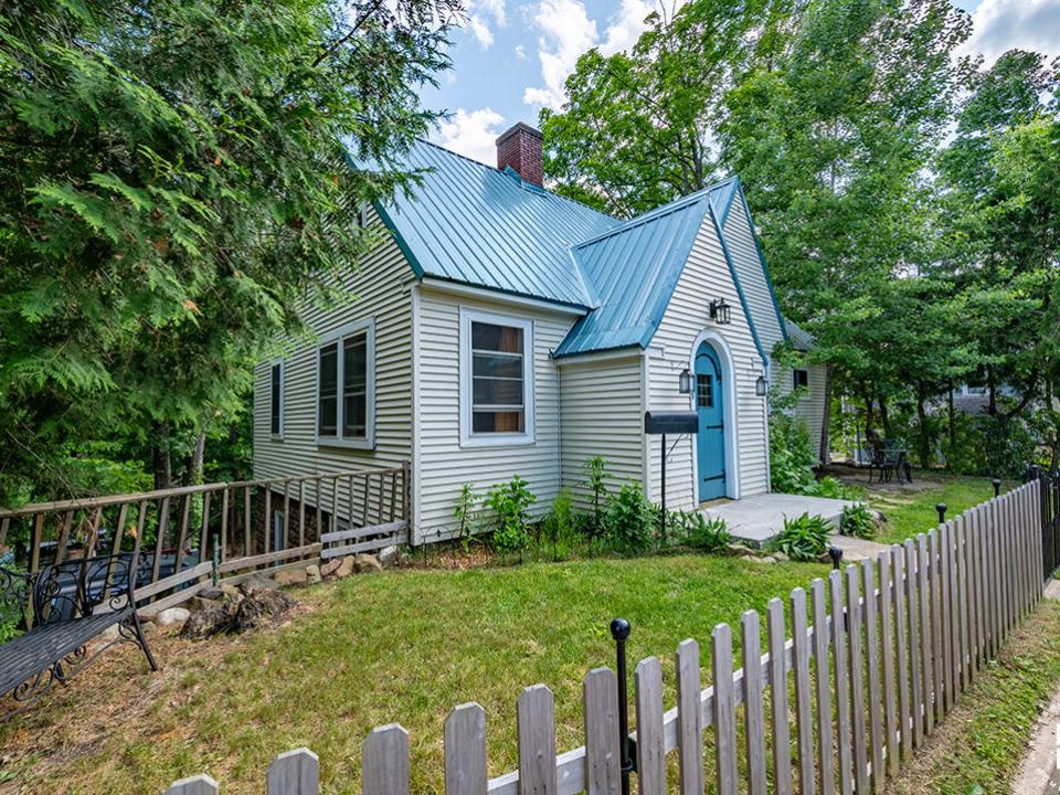 CozySaranacLakeCottage_Exterior_L