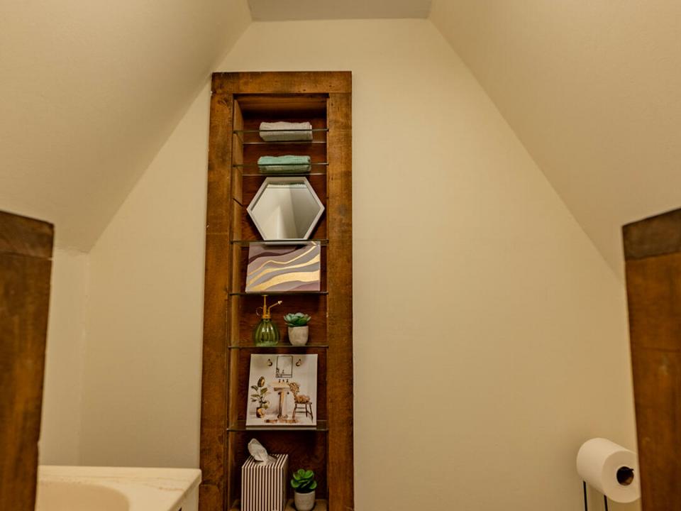 CozySaranacLakeCottage_HalfBath