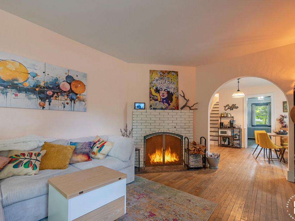 CozySaranacLakeCottage_LivingRoom_Firepl