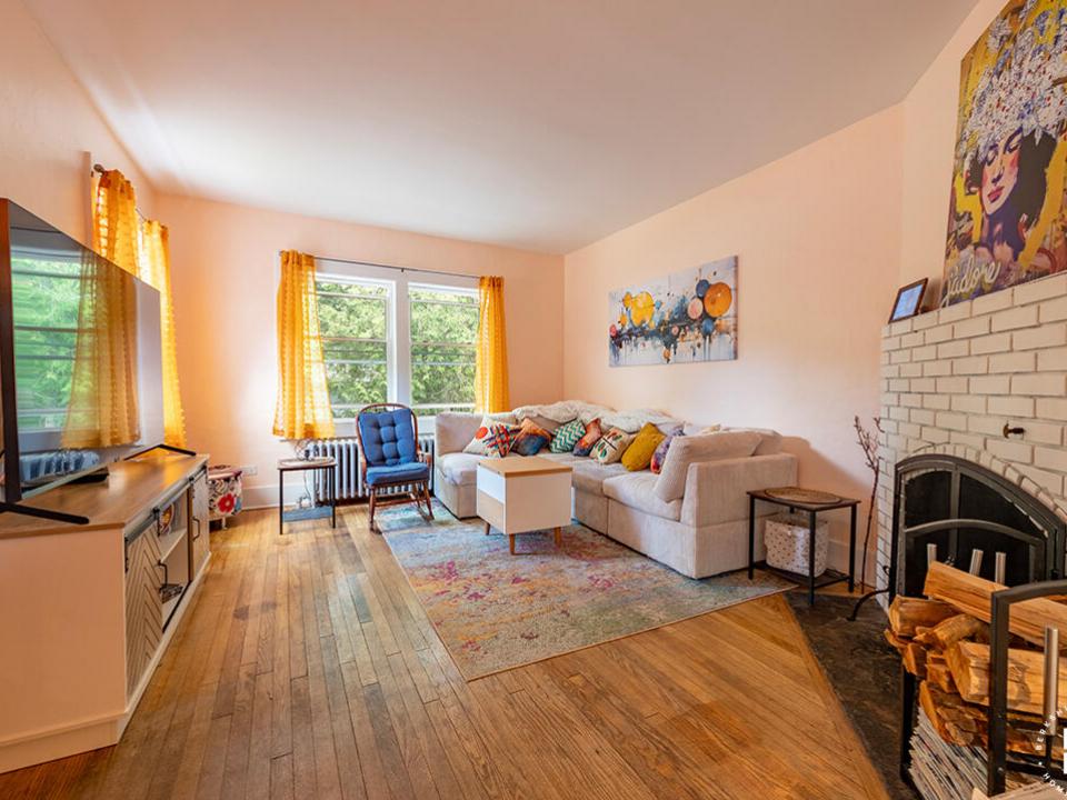 CozySaranacLakeCottage_LivingRoom