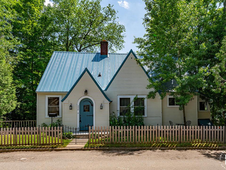 CozySaranacLakeHome_Exterior_Front