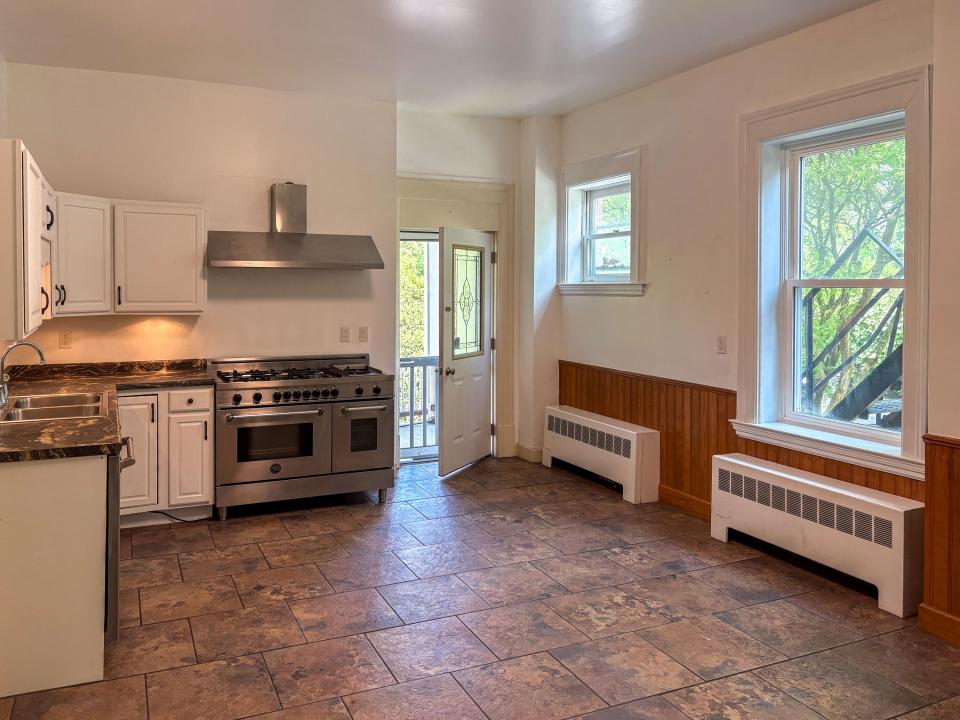148 US Oval C kitchen -2