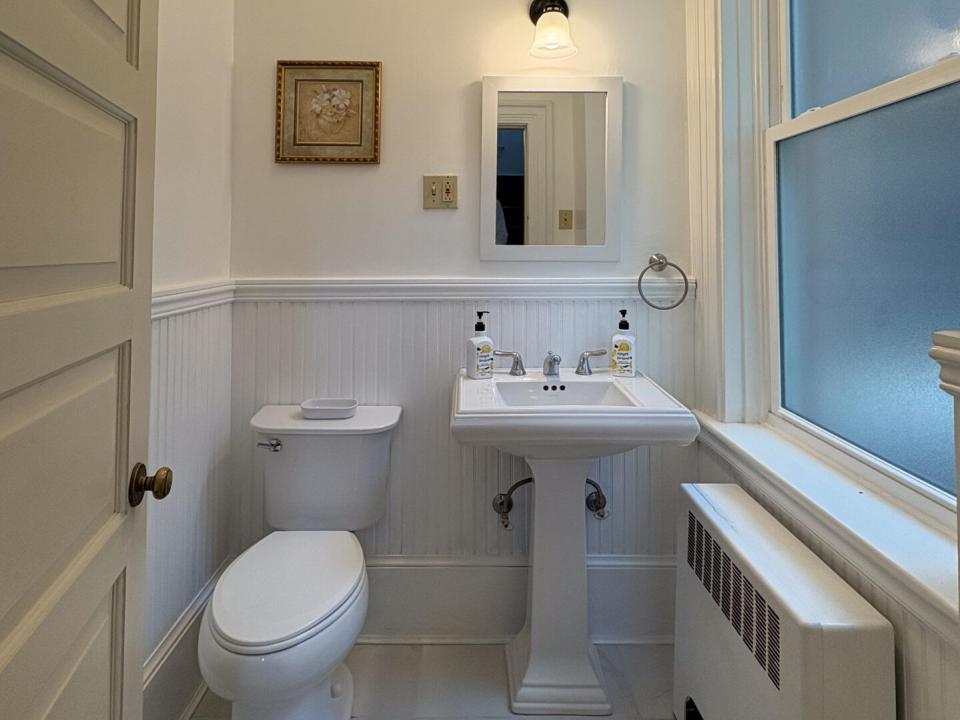 148 US Oval_-bathroom 1-2 bathroom