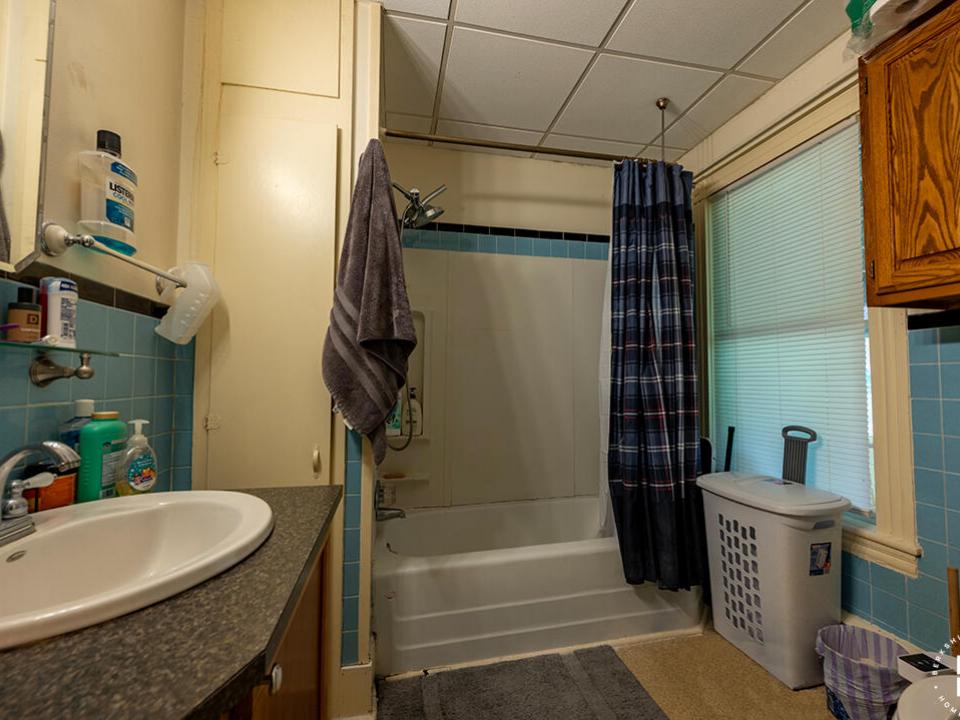 MultifamilyHomeInBloomingdale_1_Bathroom