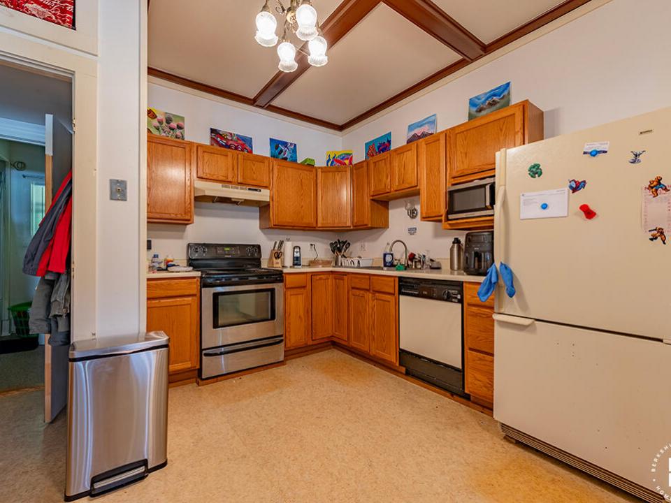 MultifamilyHomeInBloomingdale_2_Kitchen