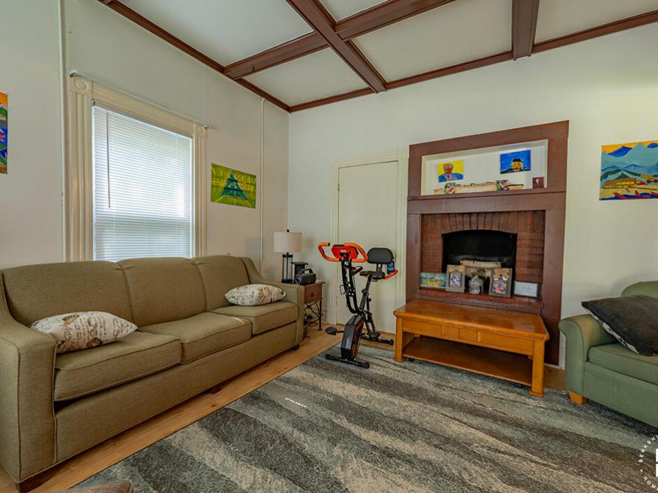 MultifamilyHomeInBloomingdale_2_LR_Couch