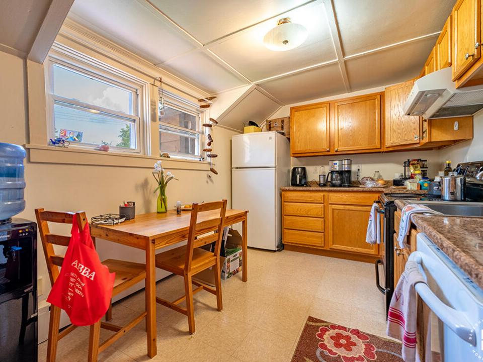 MultifamilyHomeInBloomingdale_4_Kitchen