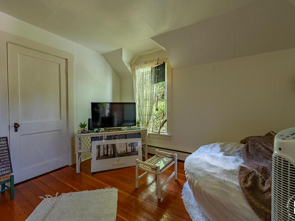 MultifamilyHomeInBloomingdale_4_LR_TV