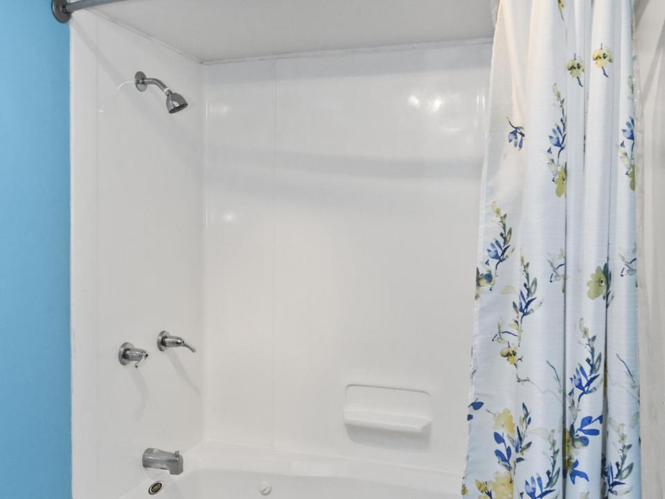 Full Bathroom 1