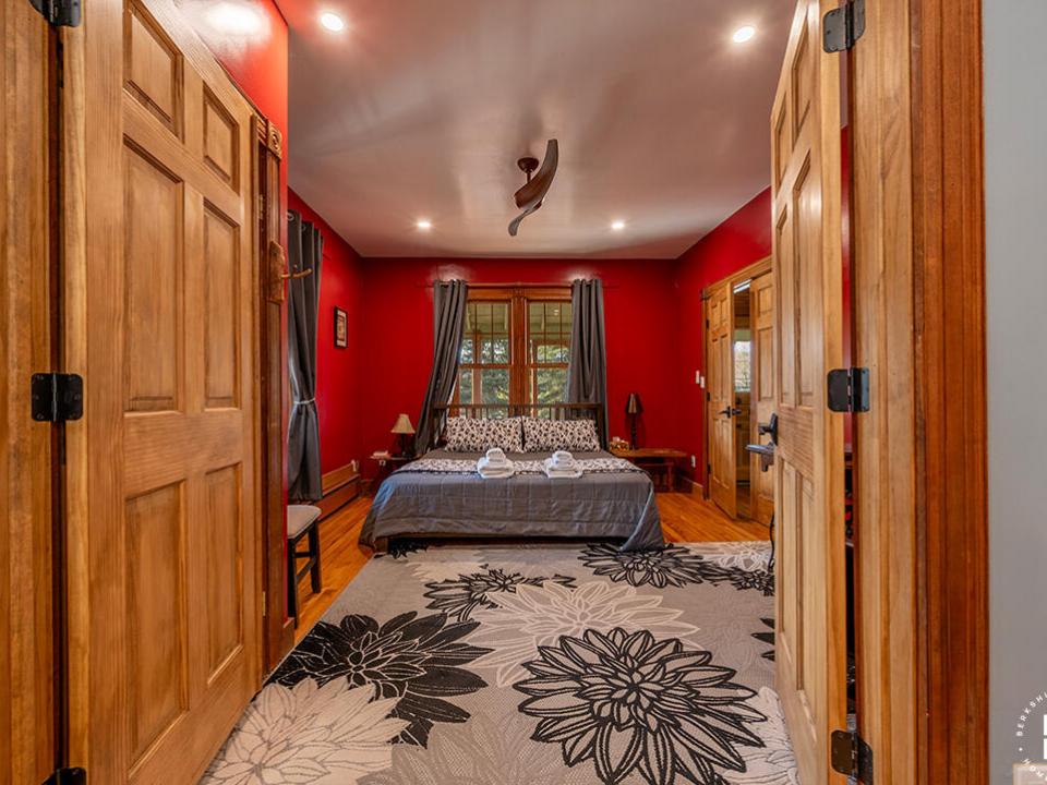 BeaverChalet_Fall25_Bedroom_Red