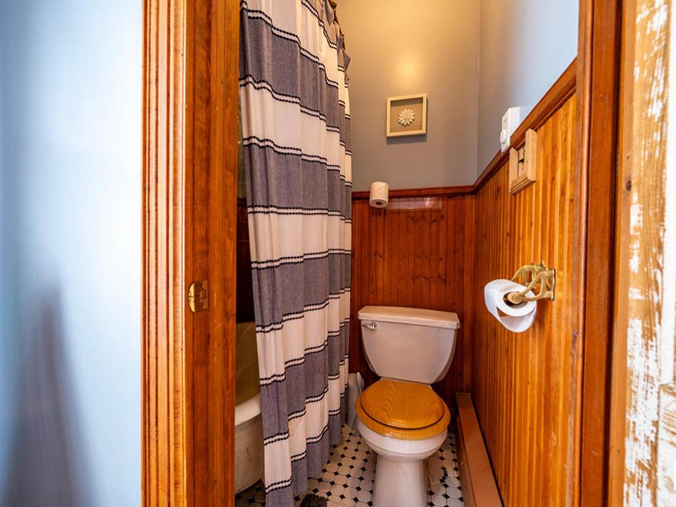 BeaverChalet_Fall25_Daisy_Bathroom