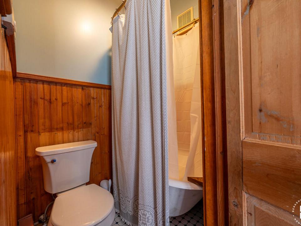 BeaverChalet_Fall25_FawnRidge_Bathroom