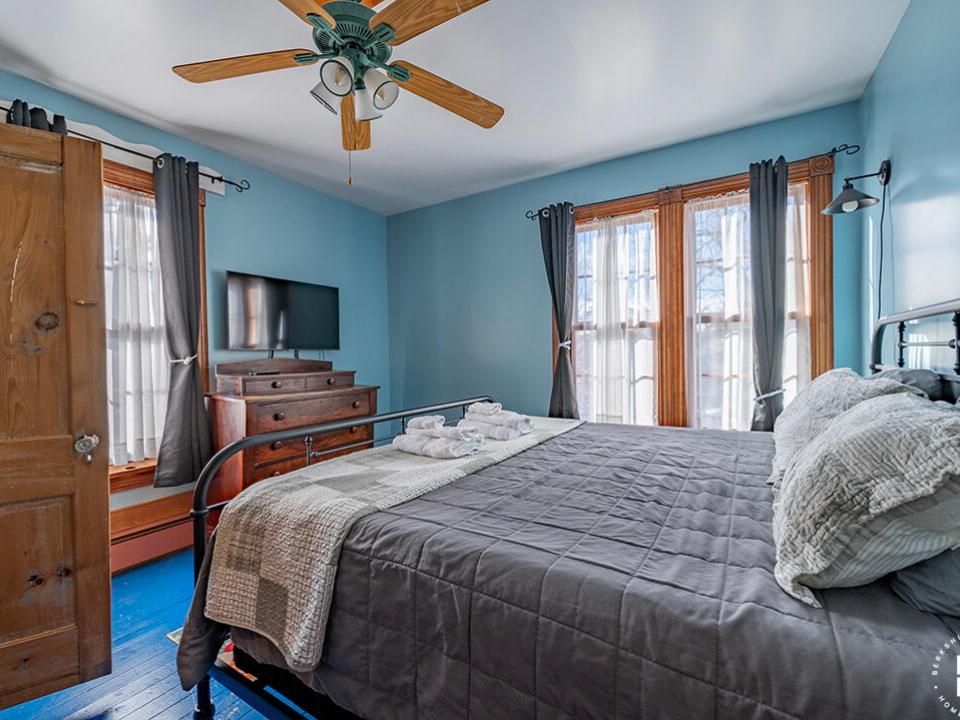 BeaverChalet_Fall25_FawnRidge_Bed_From_D