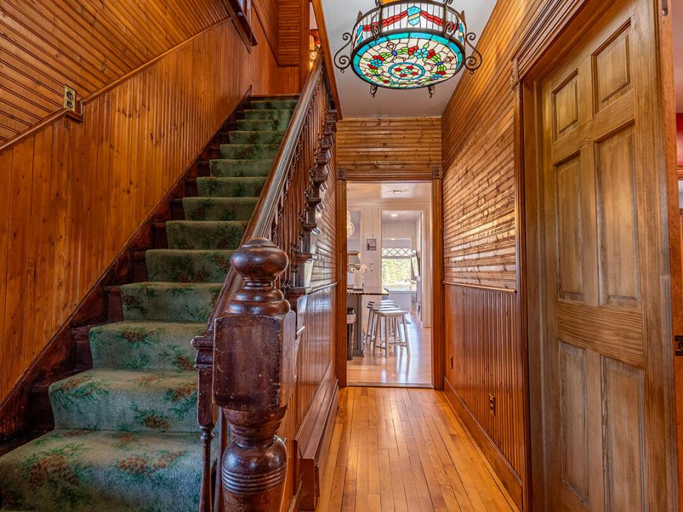 BeaverChalet_Fall25_Stairway_V