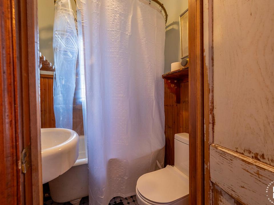 BeaverChalet_Fall25_Treetop_Bathroom