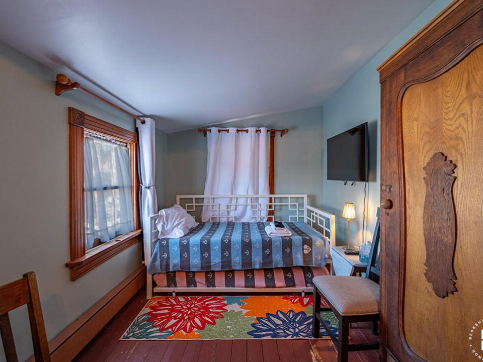 BeaverChalet_Fall25_Treetop_Bed