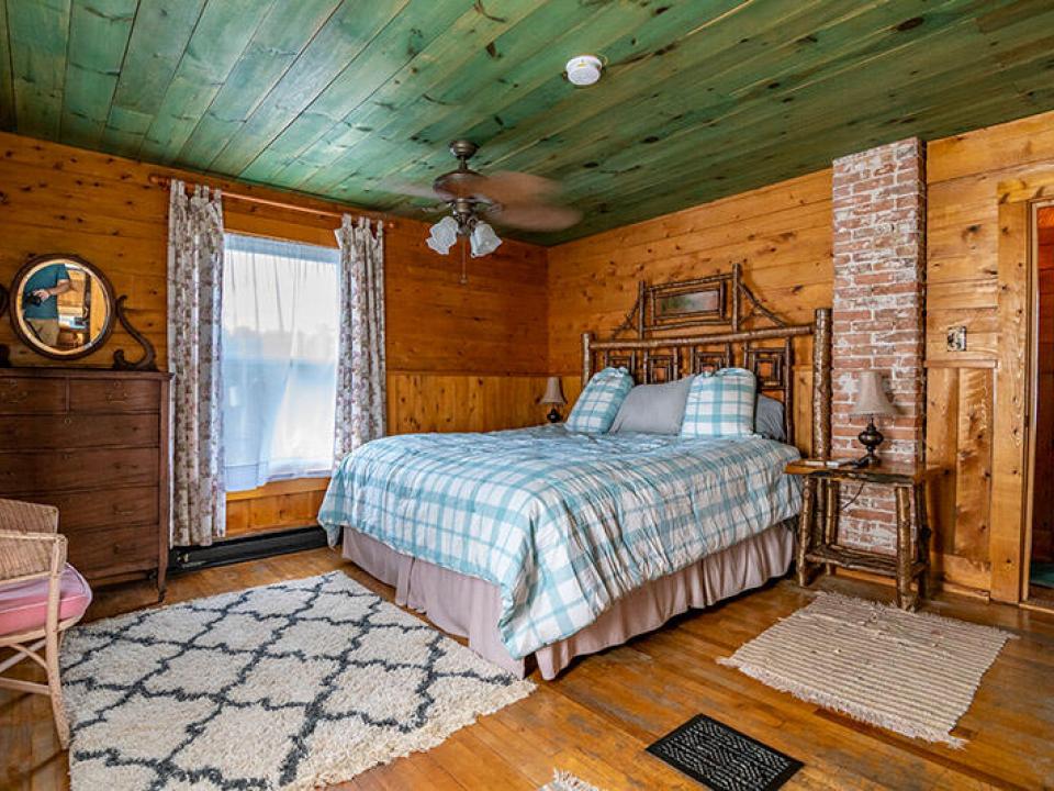 RedHeron_Bedroom4