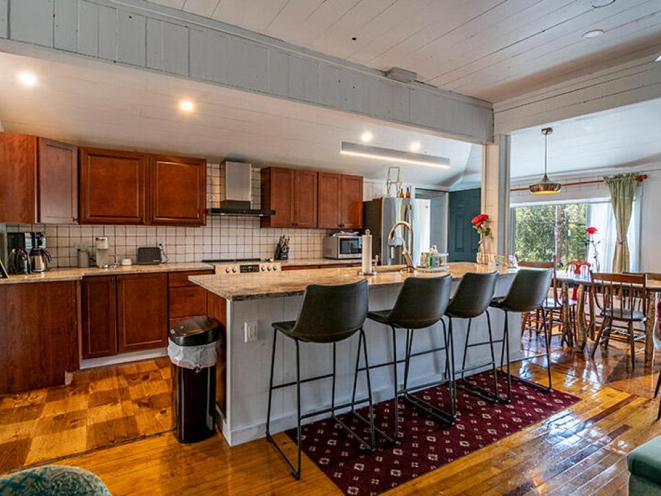 RedHeron_Kitchen_BreakfastBar