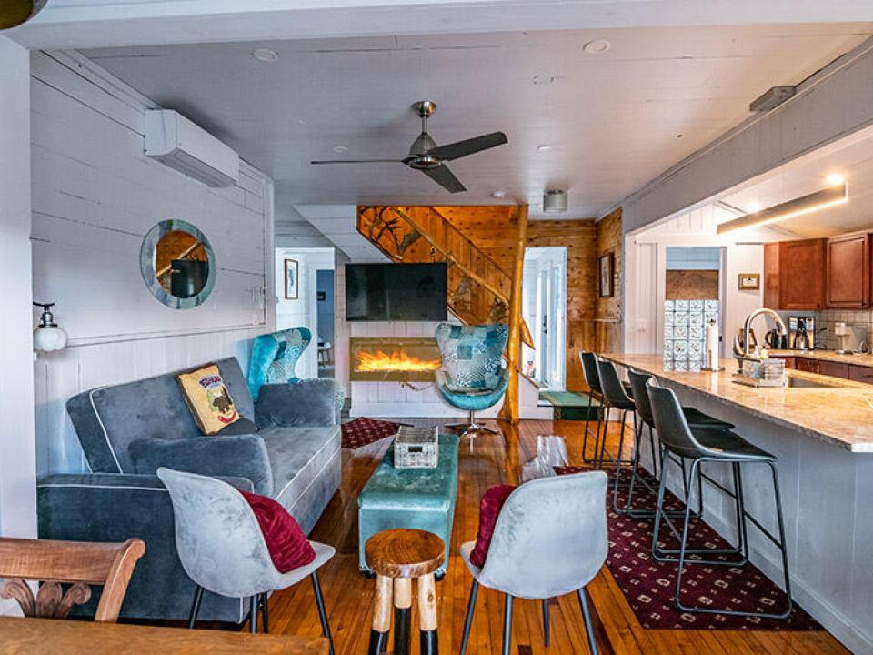 RedHeron_LivingRoom_BreakfastBar