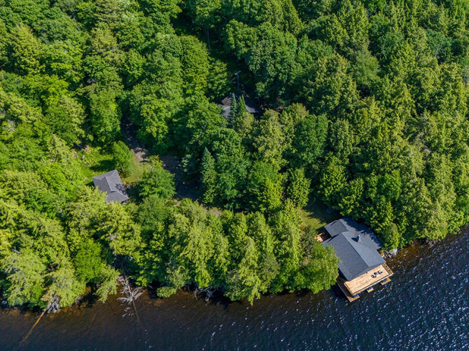 AdkCompoundOnUpperSaranac_A_Property_LS_