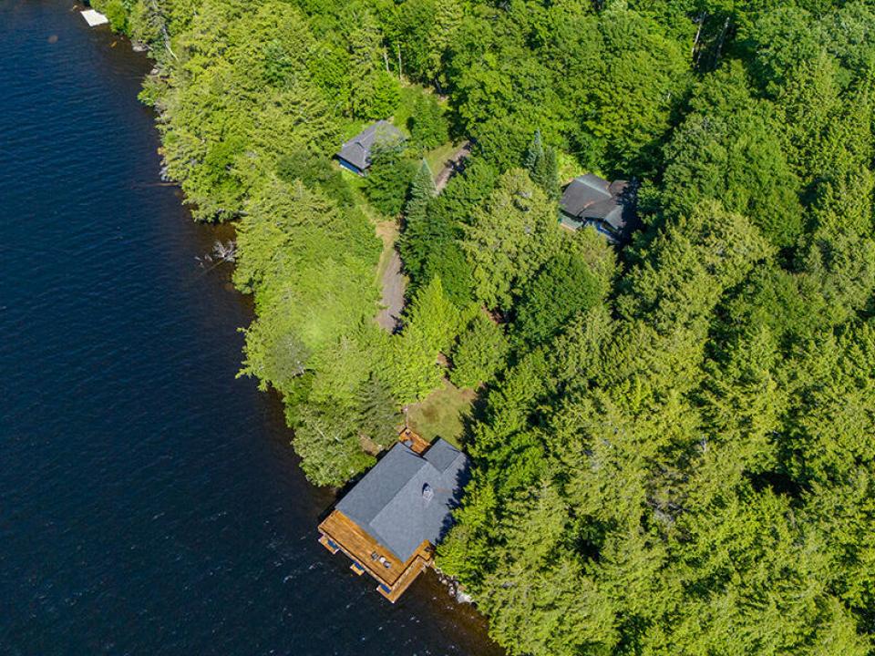 AdkCompoundOnUpperSaranac_A_Property_LS_