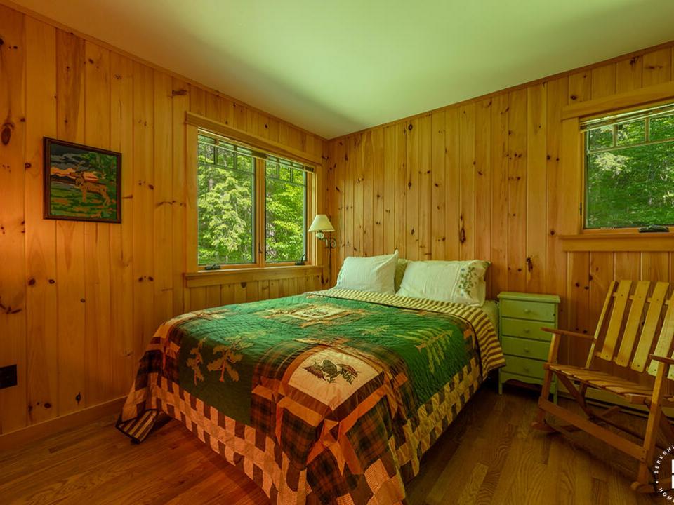 AdkCompoundOnUpperSaranac_GC_Bedroom1