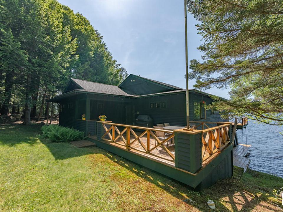 AdkCompoundOnUpperSaranac_MH_Exterior_R