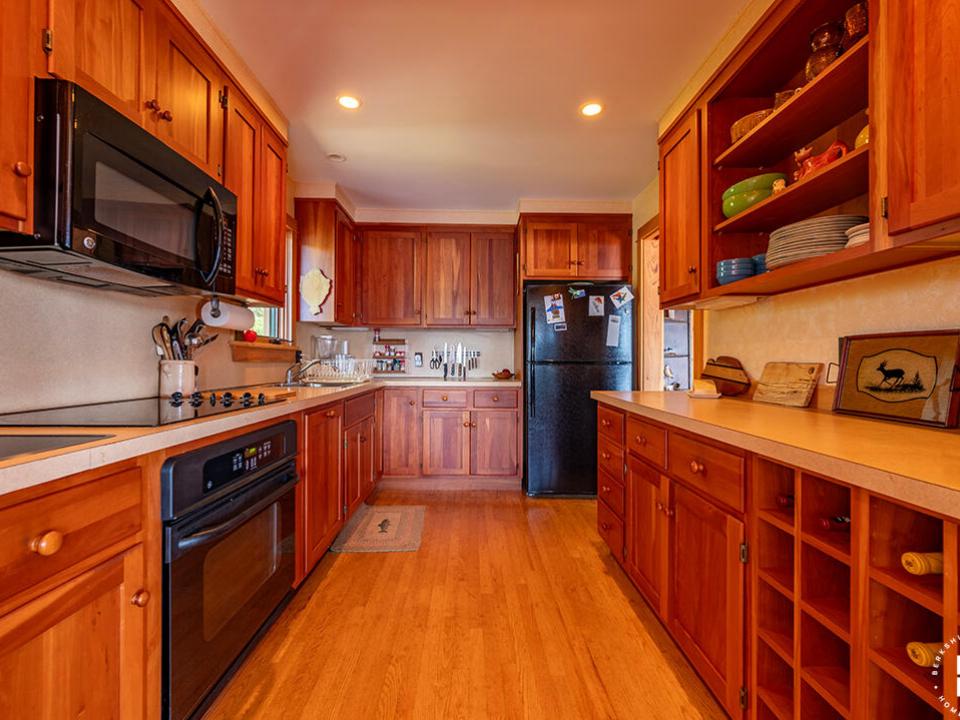 AdkCompoundOnUpperSaranac_MH_Kitchen