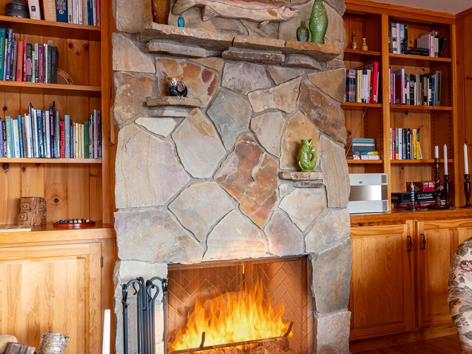 AdkCompoundOnUpperSaranac_MH_LR_Fireplac