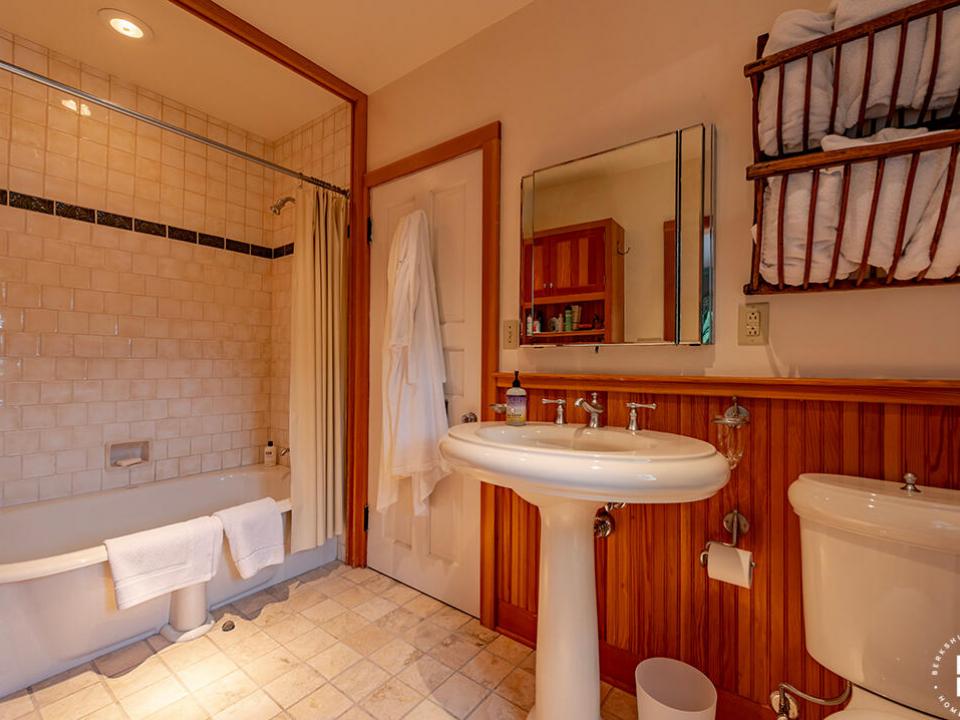 AdirondackHomeOnVictorHerbert_Bathroom2