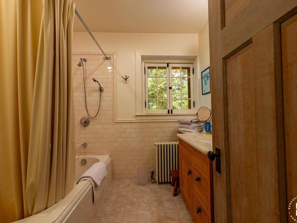 AdirondackHomeOnVictorHerbert_Bathroom3