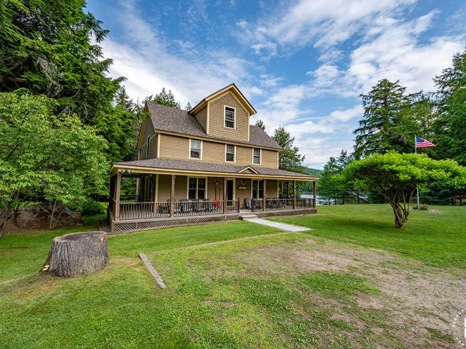 HistoricHomeOnLowerSaranacLake_GH_Exteri