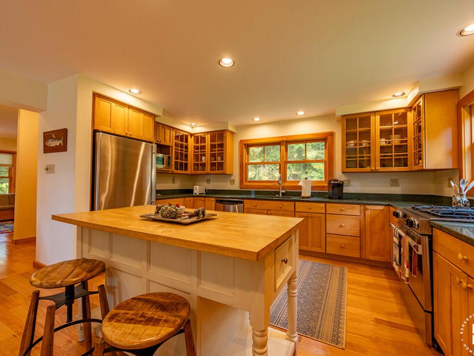 HistoricHomeOnLowerSaranacLake_GH_Kitche