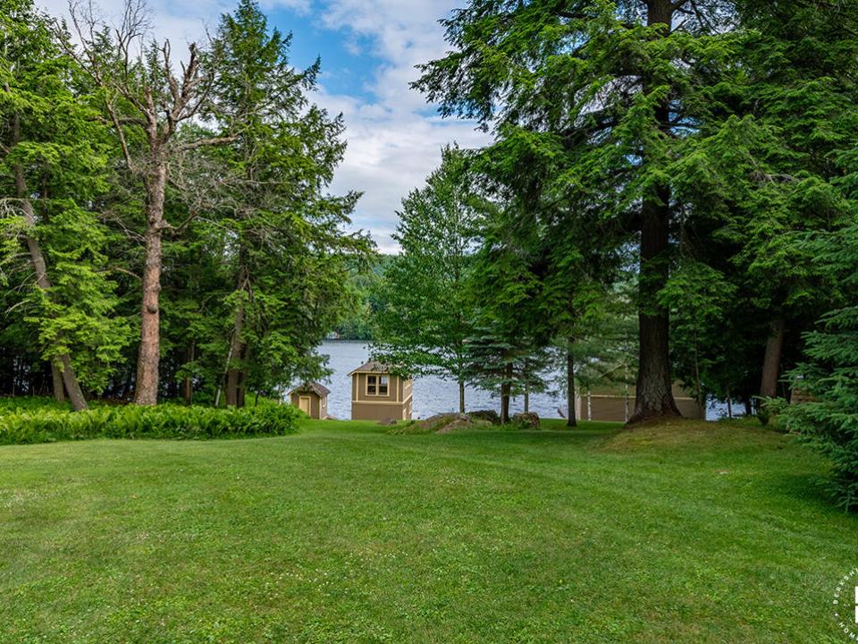 HistoricHomeOnLowerSaranacLake_GH_Yard