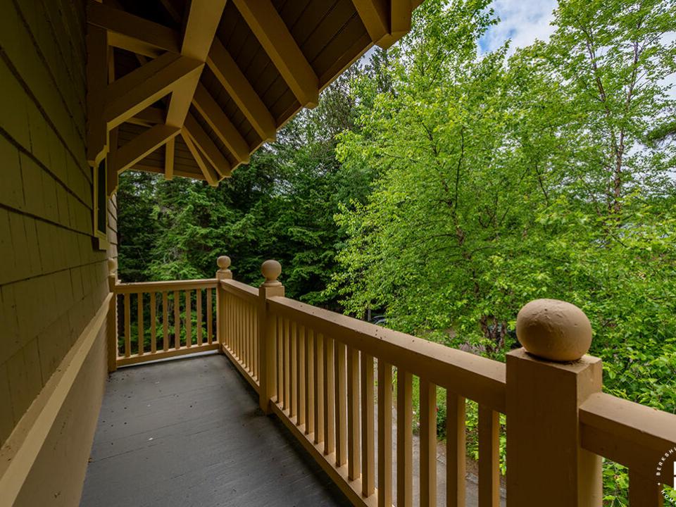 HistoricHomeOnLowerSaranacLake_MH_Balcon