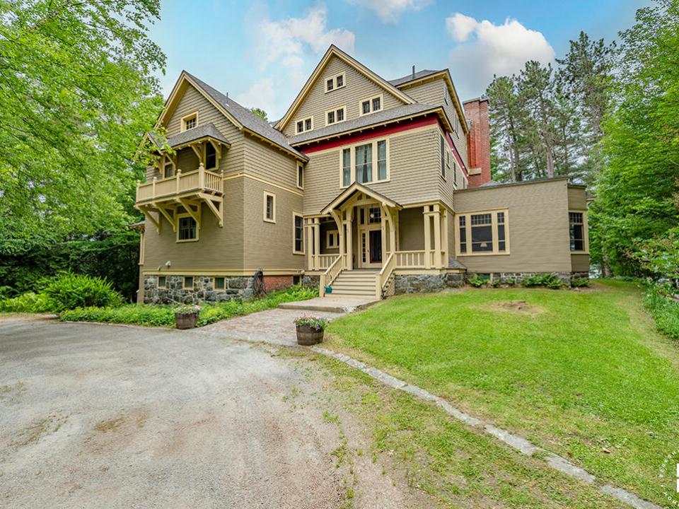 HistoricHomeOnLowerSaranacLake_MH_Exteri