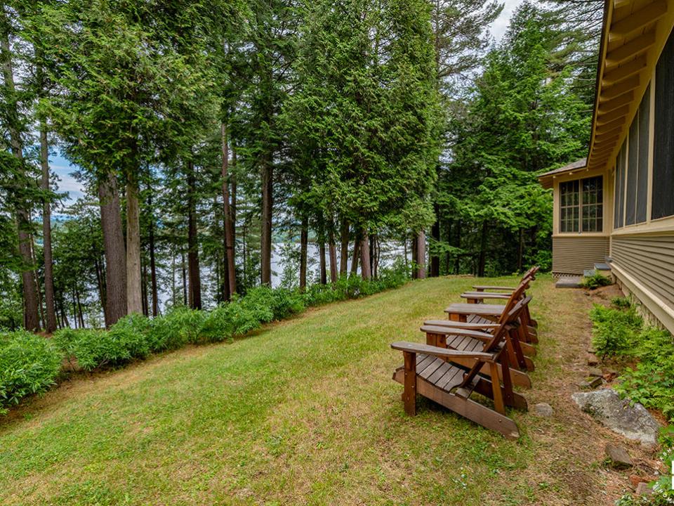 HistoricHomeOnLowerSaranacLake_MH_Yard_C