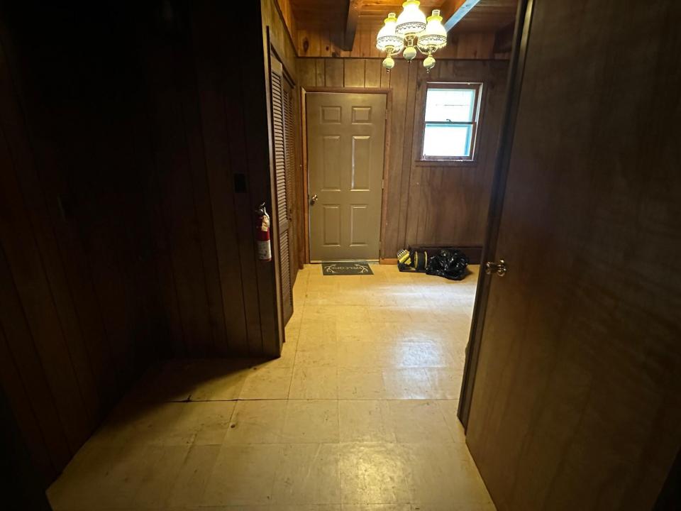 259 river Rd Entry Way