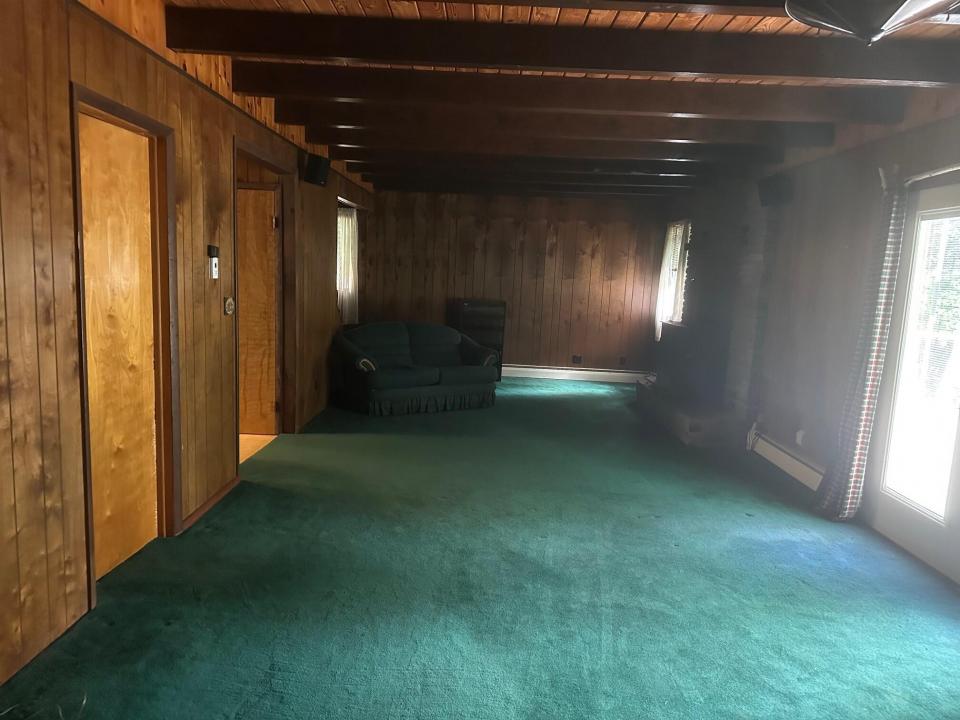 259 River Rd livingroom 1