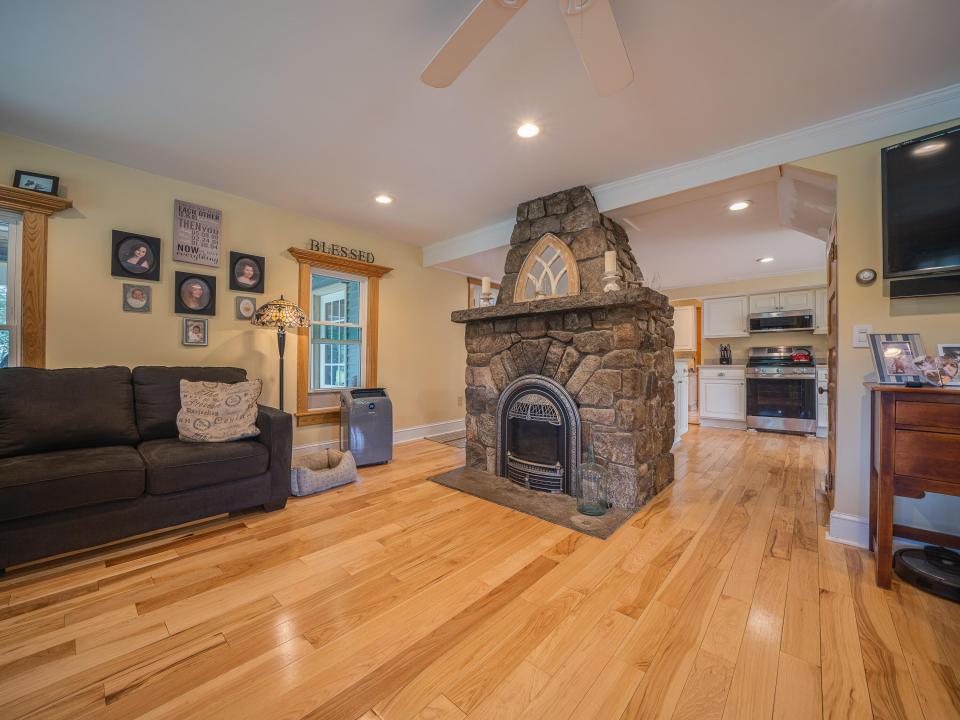 11 N Point Rd-78