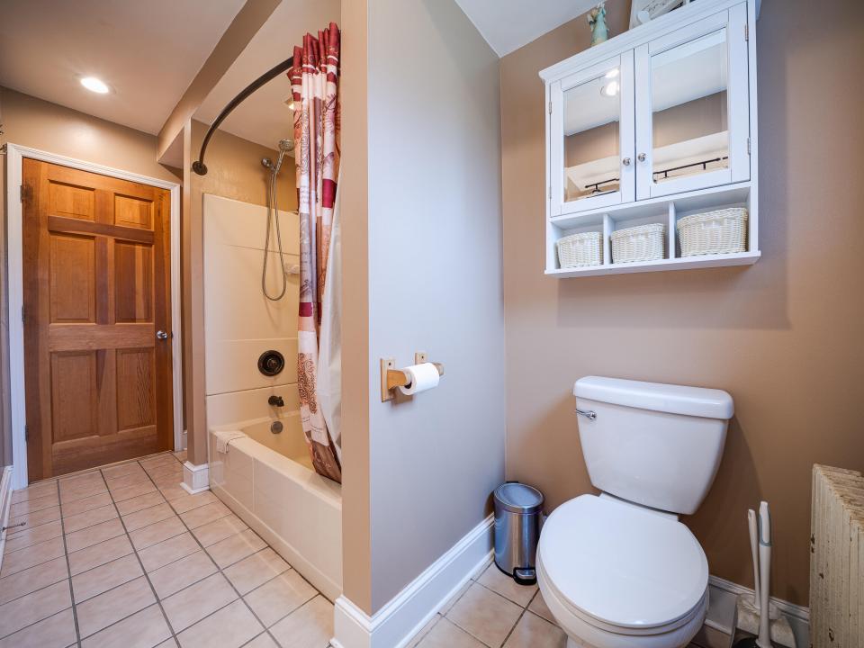 11 N Point Rd-96